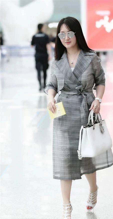 夏日来临,杨钰莹还穿了白色的镂空凉鞋,露出白皙的小腿,十分女人味了.