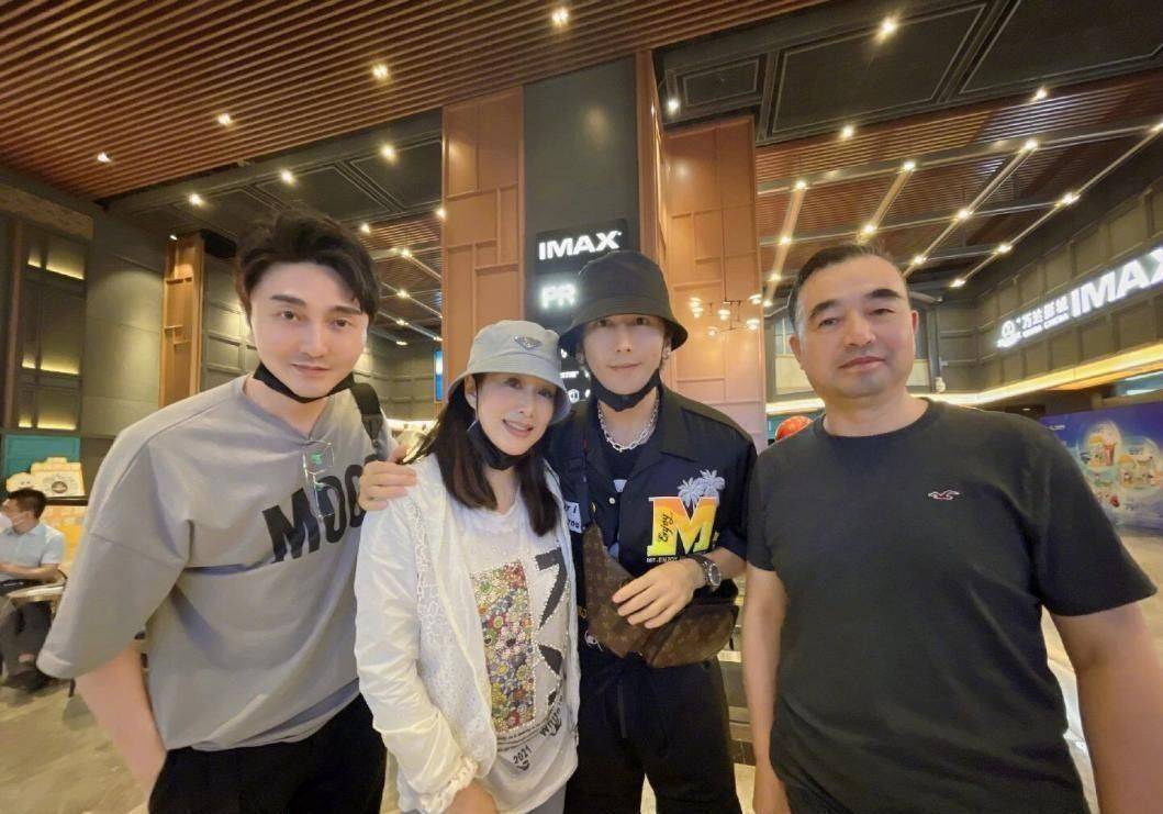 钟丽缇晒陈浩民合影,皮肤白嫩没皱纹,一个比一个会装不老!