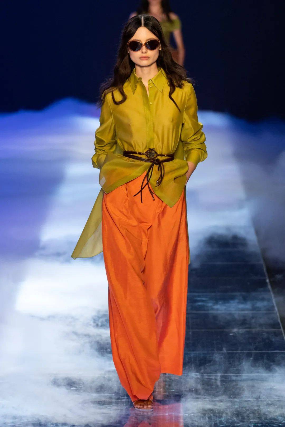 2023春夏系列,鲜艳颜色的时尚,裙装的优雅潮流_色彩_橙色_面料