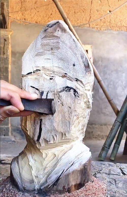 手艺人用木头雕刻"济公",开始:你就吹牛吧,结局网友:脸太疼了_作品