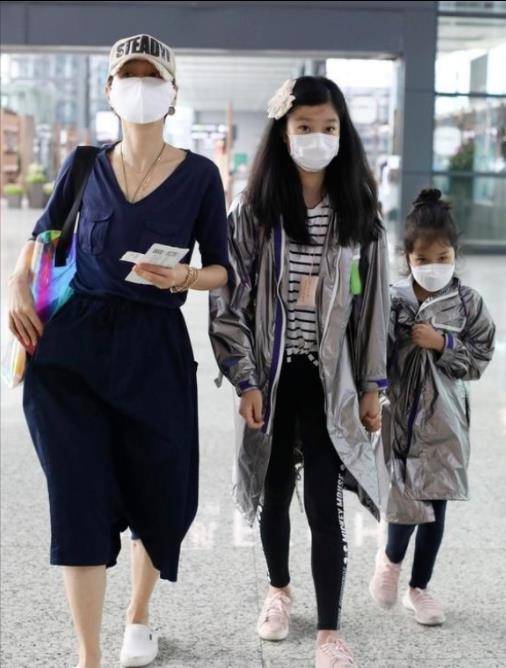 46岁马伊琍罕见携俩女儿亮相!