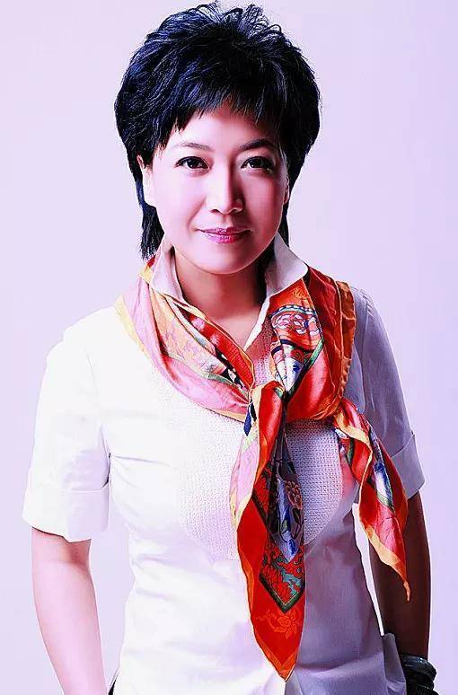 央视《新闻联播》主持人贺红梅:康辉的第一个搭档,工作上的榜样_实习