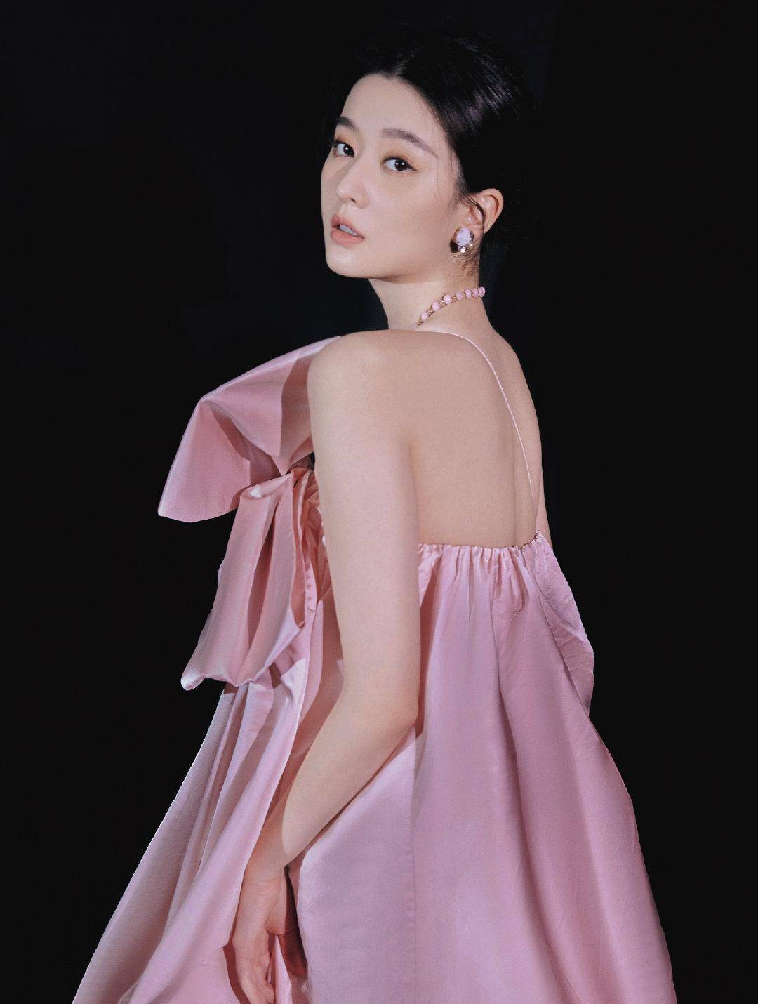 差点没认出这是乔欣,这么显胖的"孕妇裙",她穿上就很高级_裙子_女生