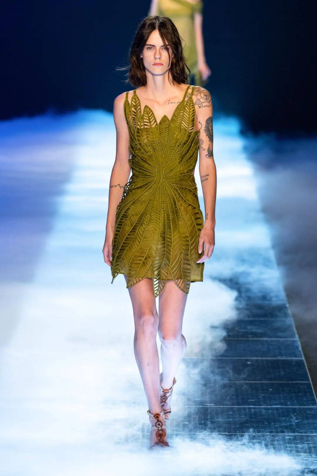 alberta ferretti 2023春夏系列,鲜艳颜色的时尚,裙装的优雅潮流_色彩