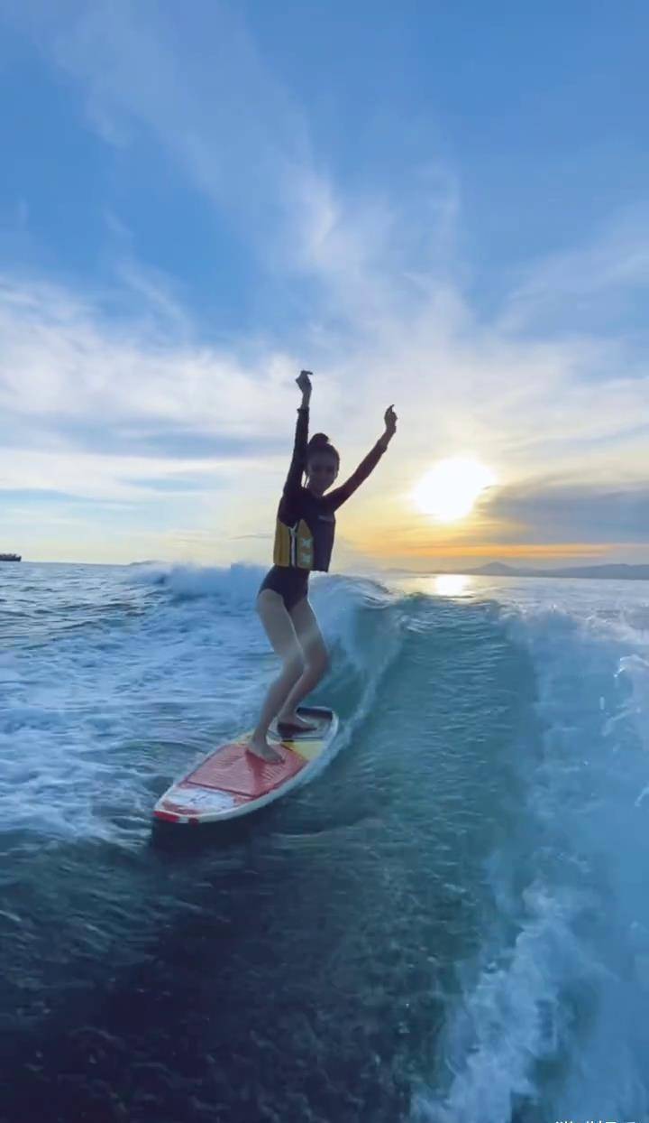 baby晒冲浪视频,穿泳衣冲浪技术娴熟,大长腿吸睛_海上_游泳_双手