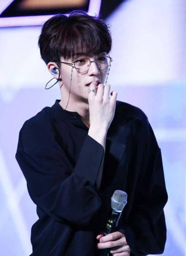 19岁王俊凯撞衫18岁陈立农,没想到差异那么大,网友:越小越显老_显得