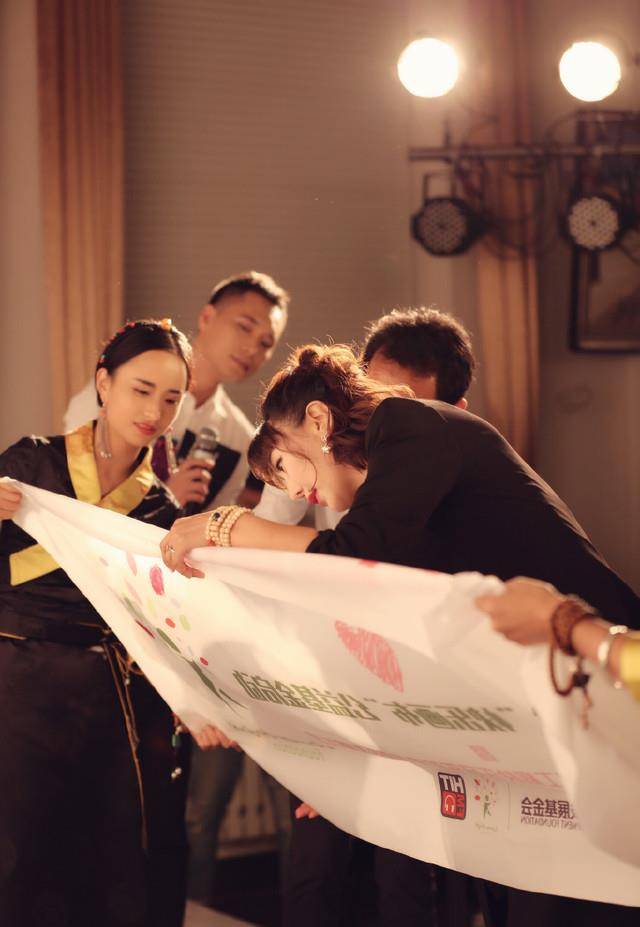 阿佳卓玛跨界为"快乐画布"公益基金捐赠首个音乐教室_羚羊_关爱_时尚