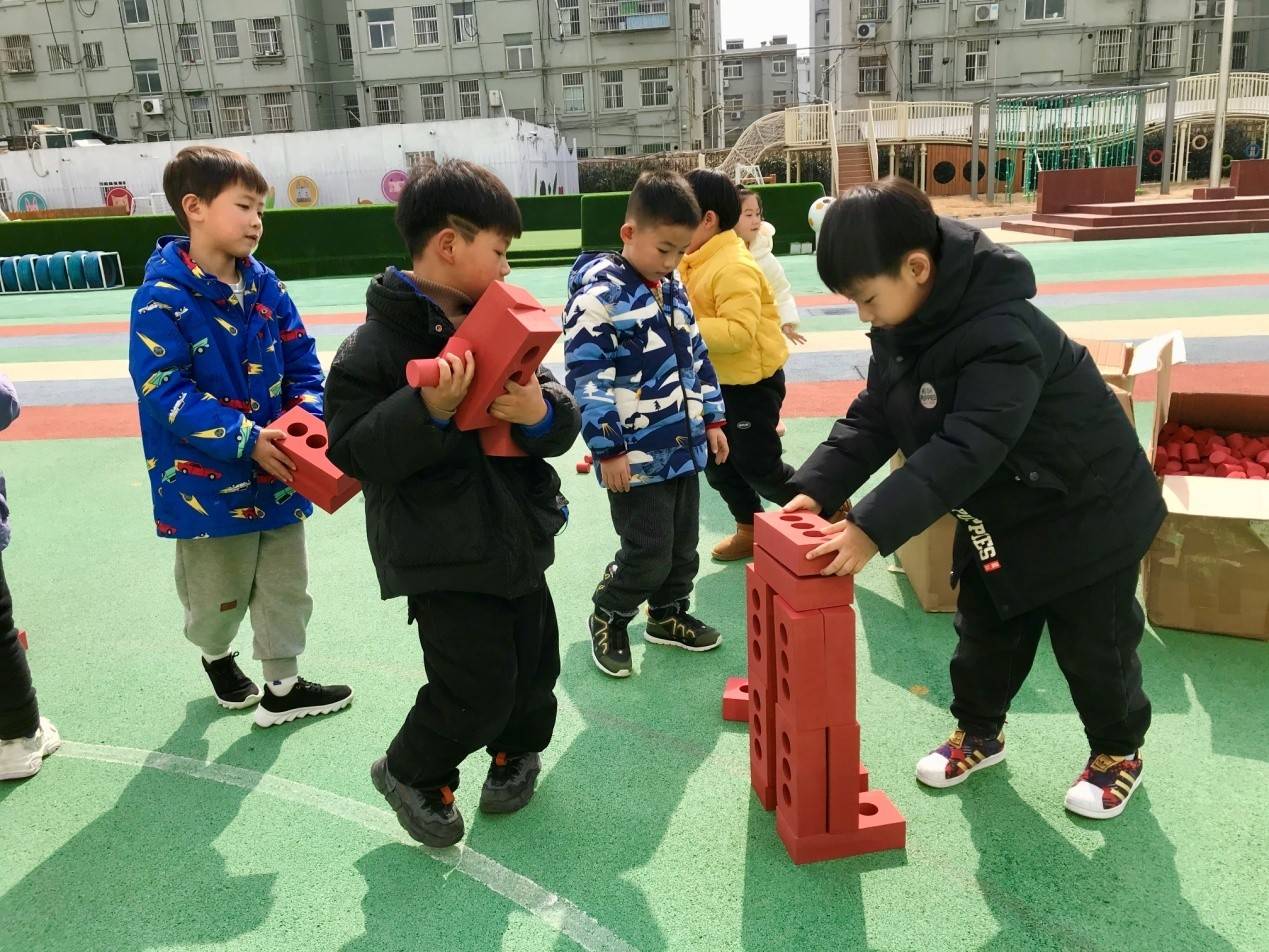 盐城市新河幼儿园开展孩教圈砖瓦积木建构游戏和传统文化拼板建构游戏