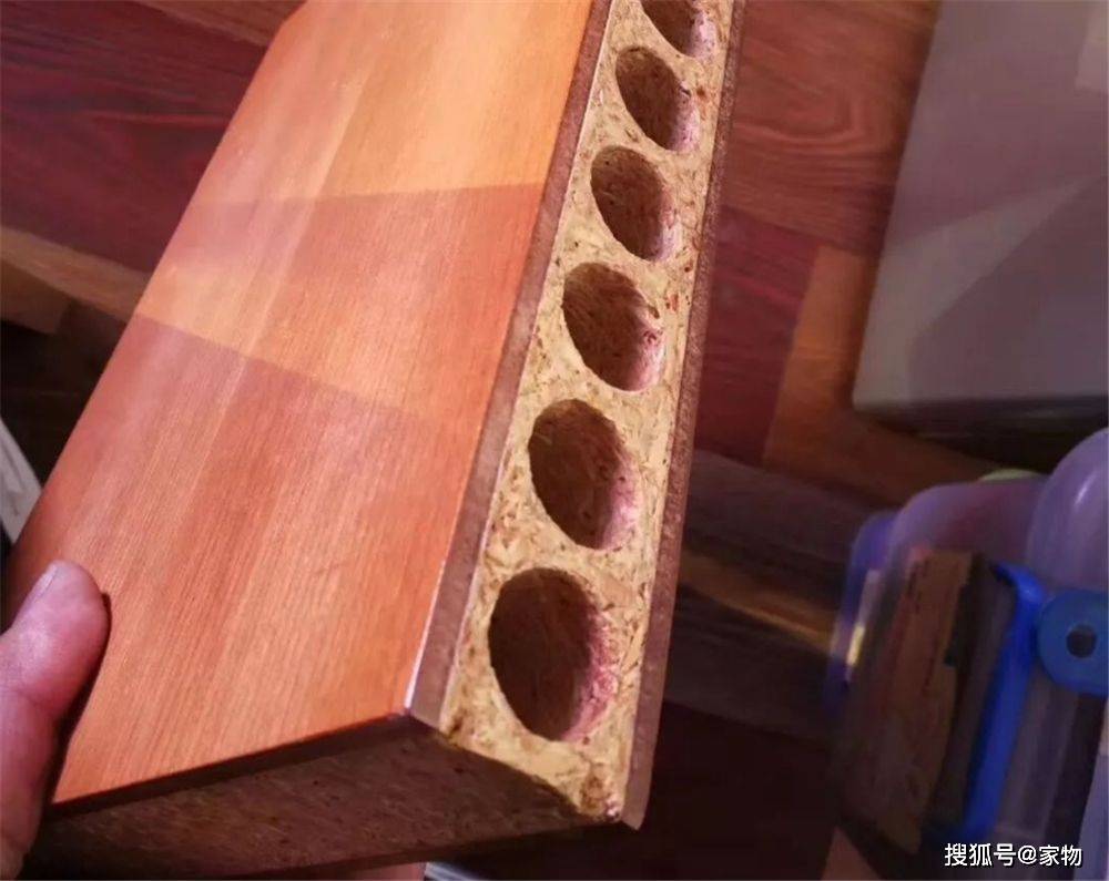 二,尽量选桥洞力学结构门有很多小伙伴都陷入了"纯实木的就是最好的"