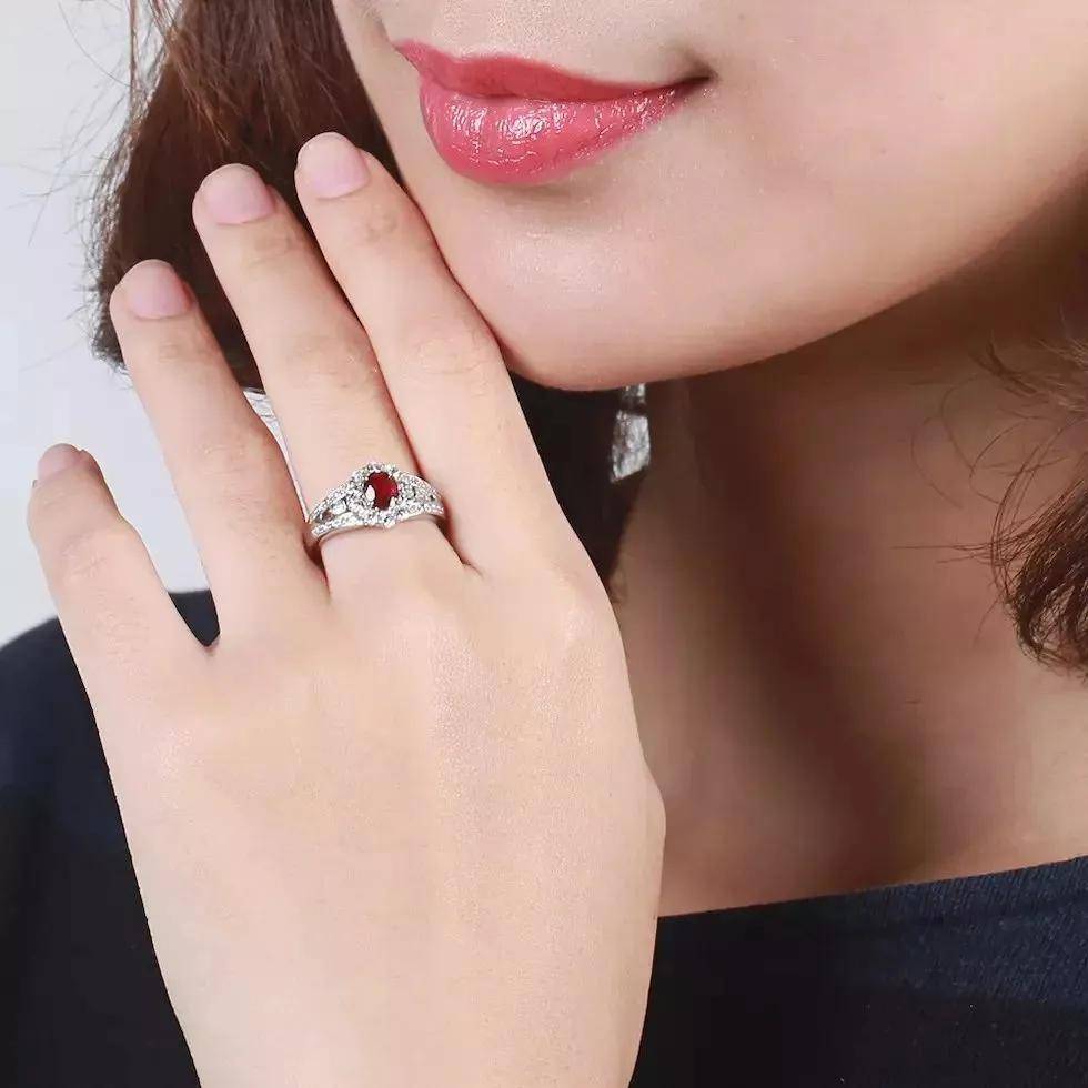 戴戒指都有哪些说法和讲究?为什么是男左女右?_手指头_男人_中指