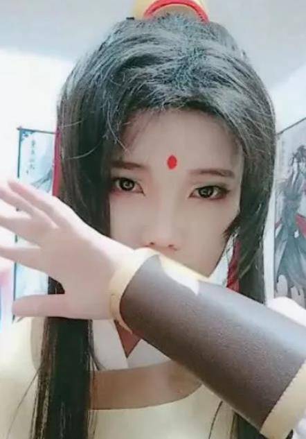 小姐姐cos魔道祖师的金子轩,前一秒十足的辣眼睛,看到成品简直美出