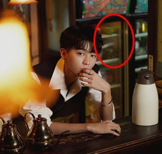 毕竟王俊凯家的窗帘在网络上特别火,每一次参加活动需要在家里直播