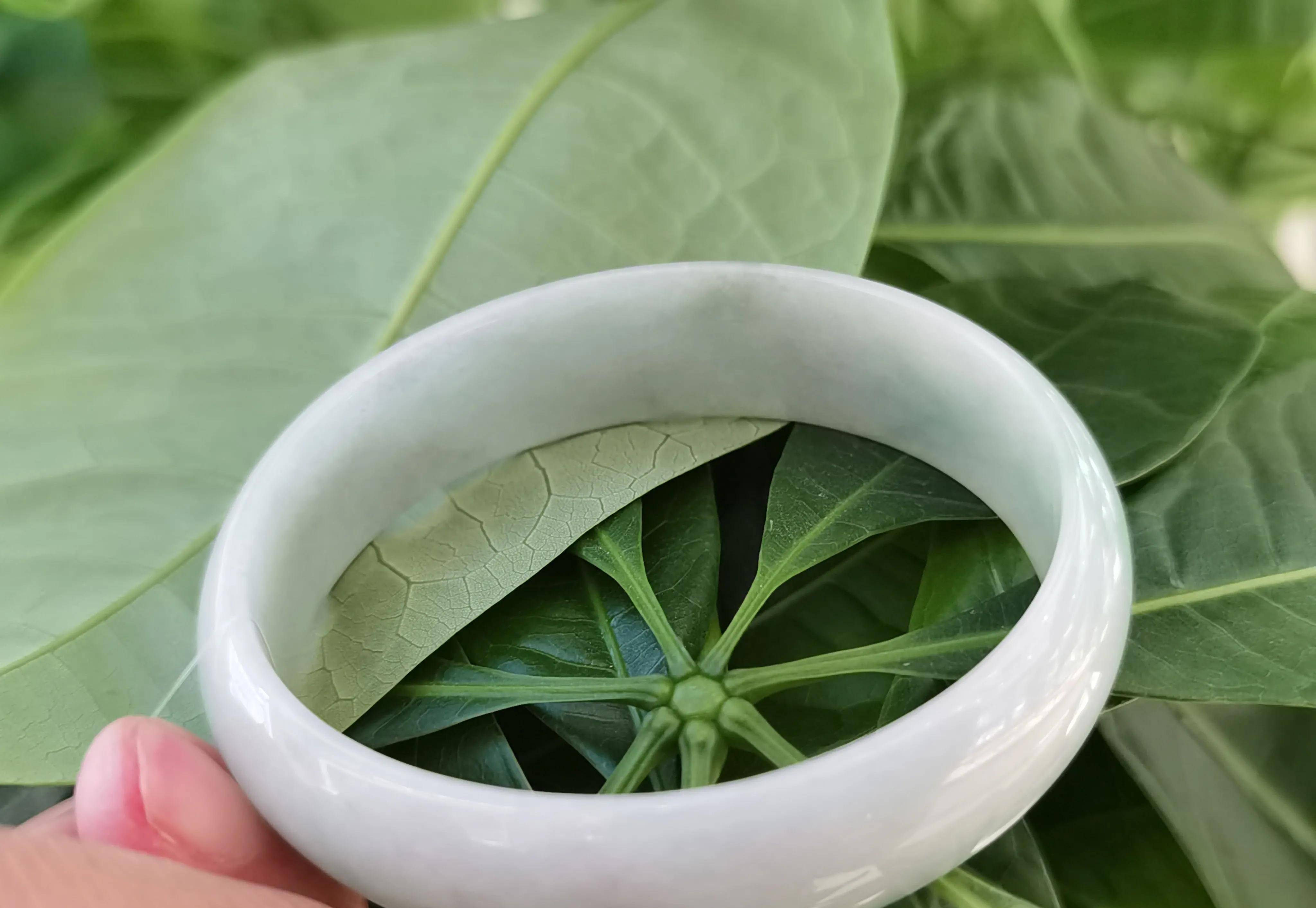 贵妃镯是像我们的手腕一样椭圆形状的手镯什么是贵妃镯和圆镯呢?