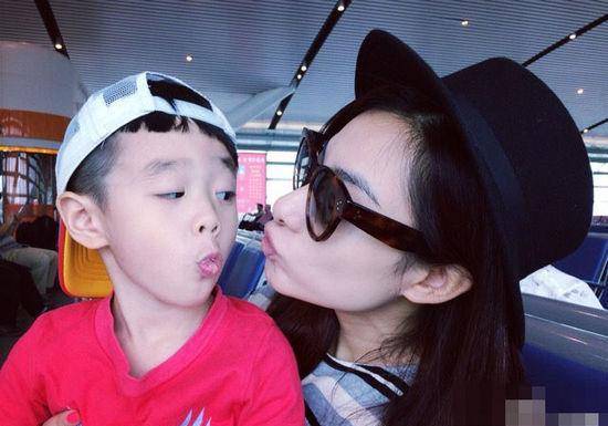 41岁刘璇二胎得女,一家四口全家福曝光,个个都是高颜值_王弢_何炅