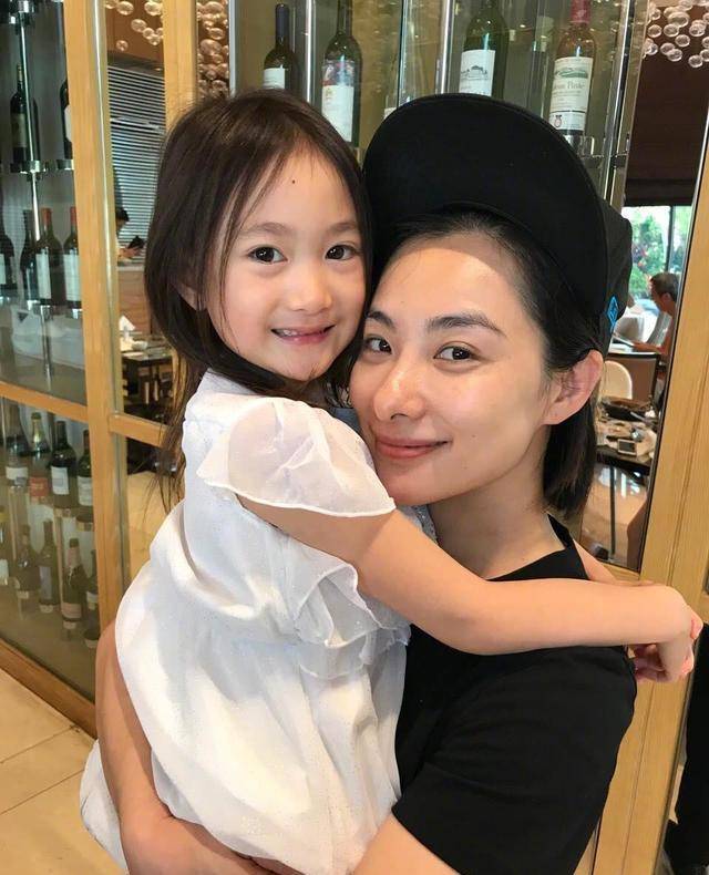 41岁刘璇二胎得女,一家四口全家福曝光,个个都是高颜值_王弢_何炅