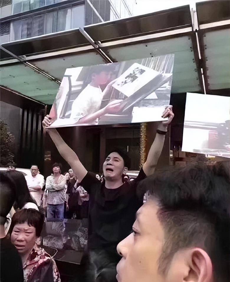 紧接着,他在小区业主群里,发布了妻儿去世后的尸体照片.