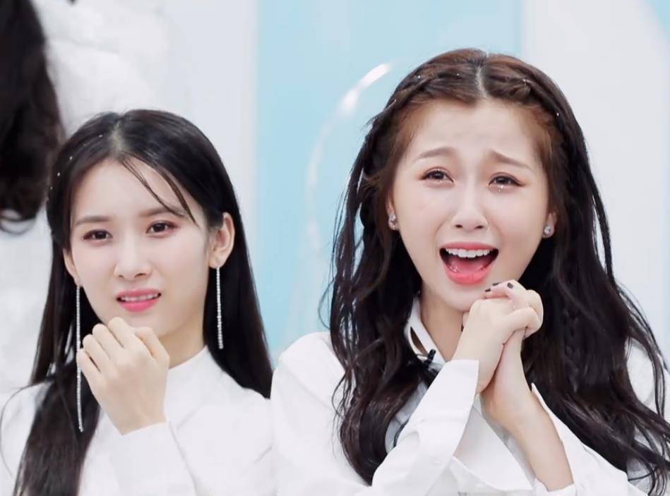 lisa表演主题曲,谁留意台下虞书欣的表情包?真不愧是追星典范!