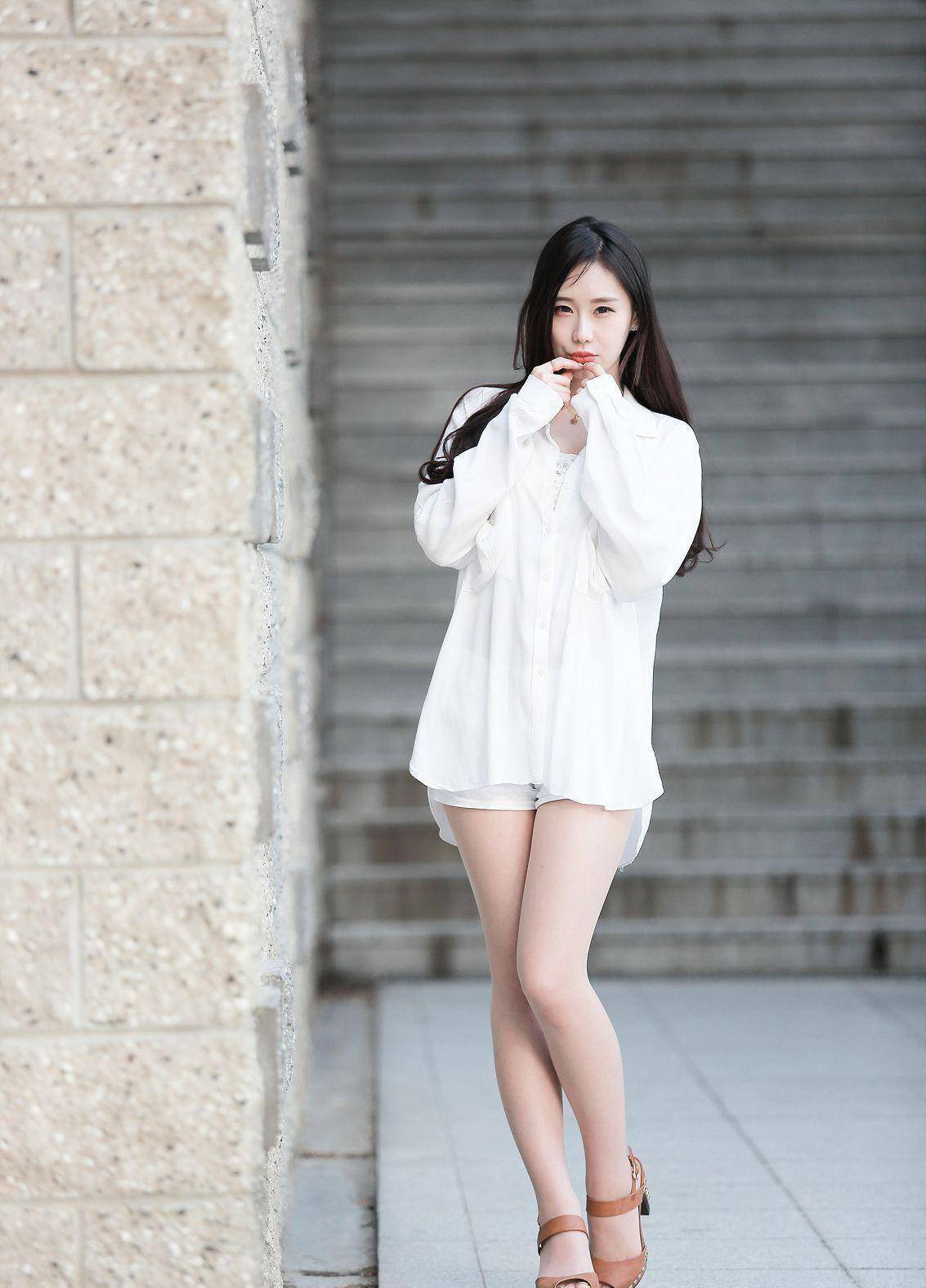穿宽大白衬衫的美丽姑娘,既展现了甜美,也秀出了一双美腿