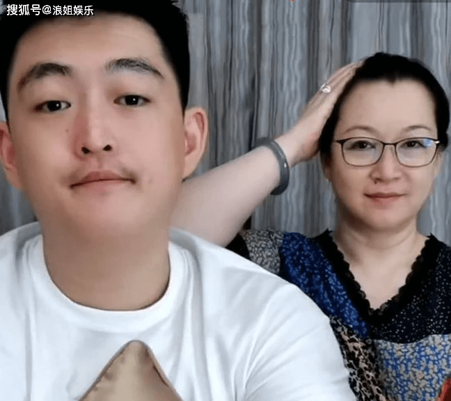 穿裤衩拖鞋上班格调高,女员工年轻漂亮_赵一楠_一家_情况