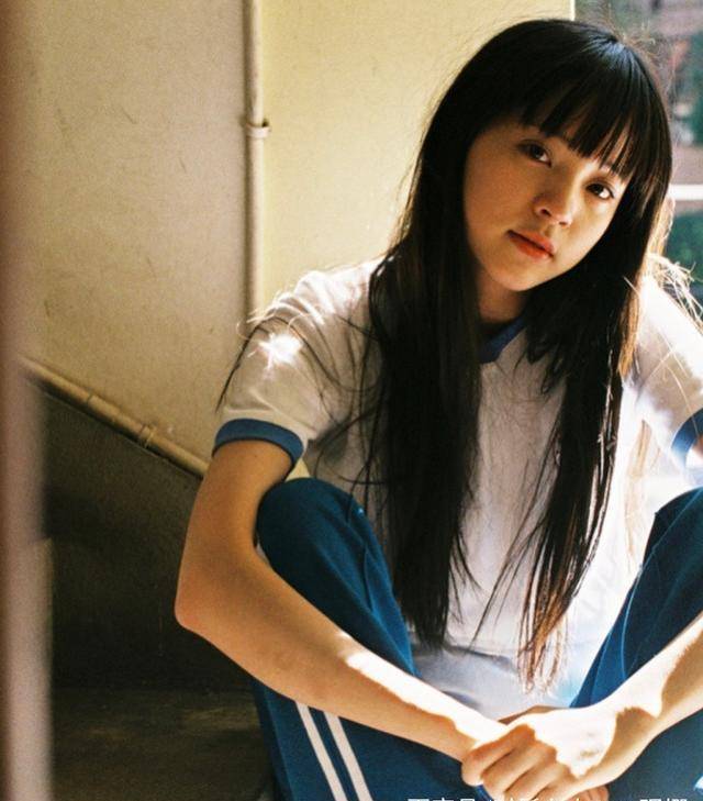 欧阳娜娜真任性,坐在楼梯口穿着蓝白的校服装,看完我都不认识了_青春