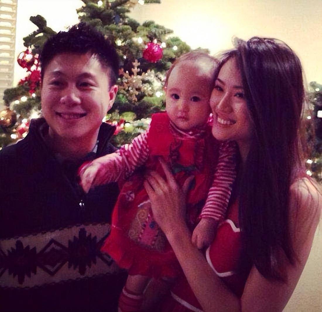 在李安琪23岁那年他们终于结束了7年的恋爱长跑步入婚姻殿堂,婚后的李