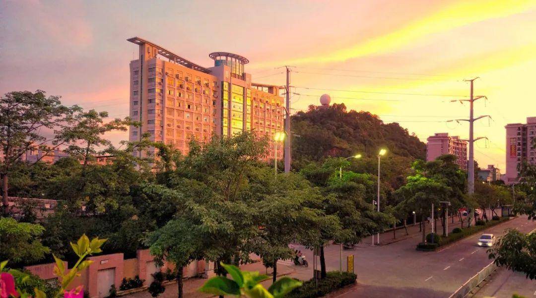 阳江职业技术学院位于广东省阳江市,2001年,阳江师范学校和阳江市教师