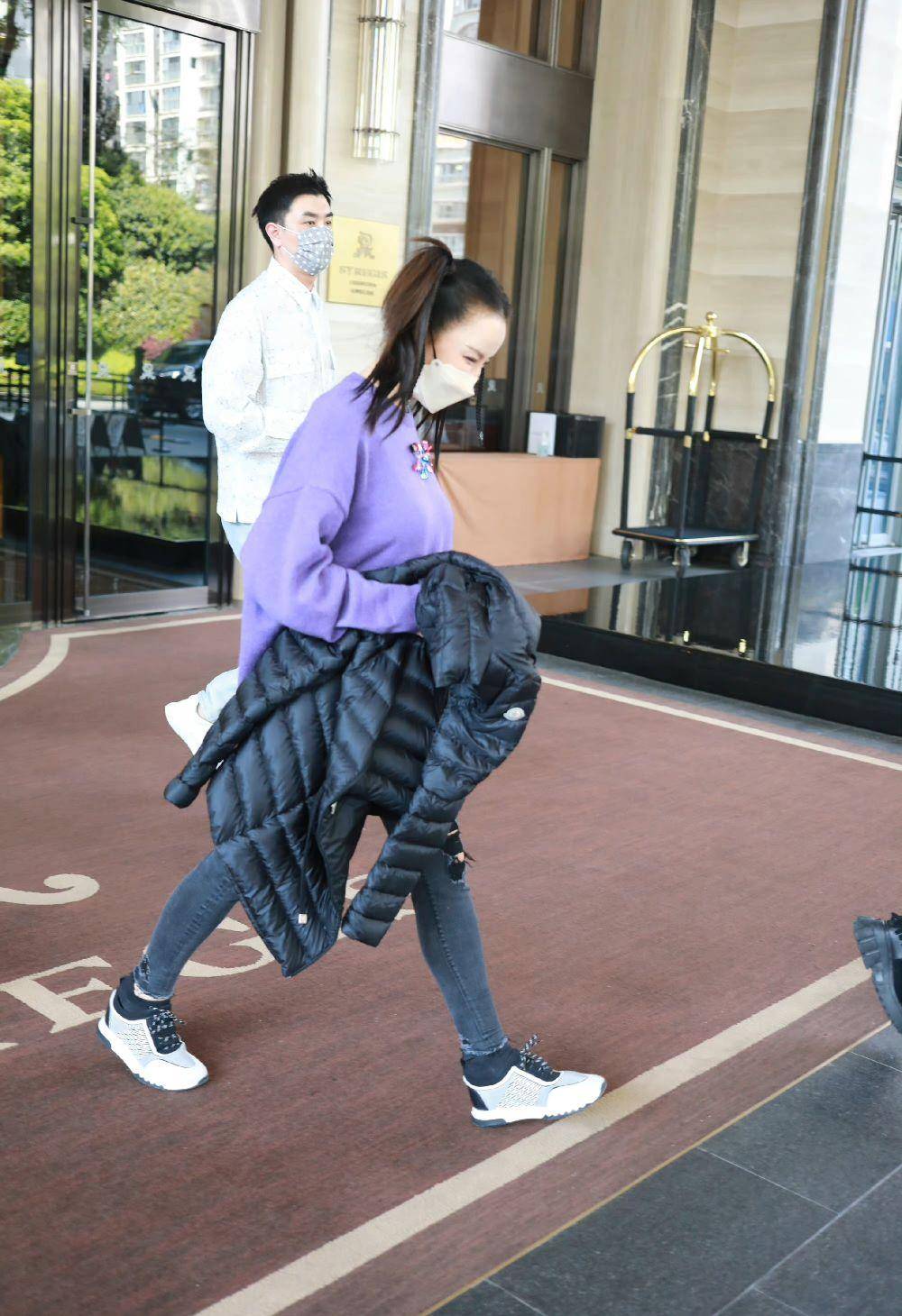 47岁的李玟为显美真够拼,双马尾配紫色毛衣高调张扬,确实很减龄_牛仔