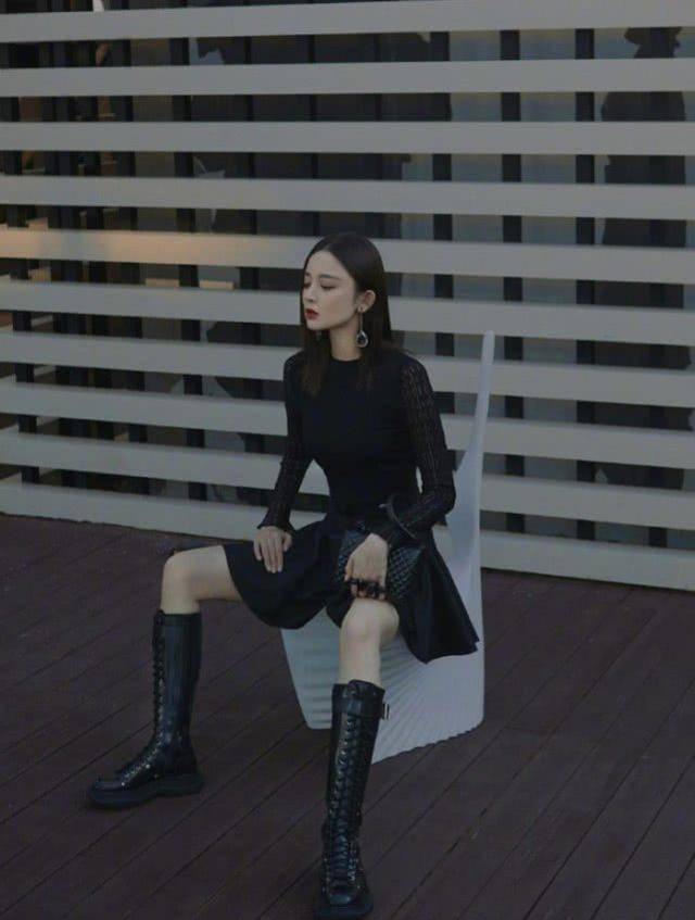 古力娜扎为秀腿,学男生"豪放坐姿",就不怕风把裙吹上去?