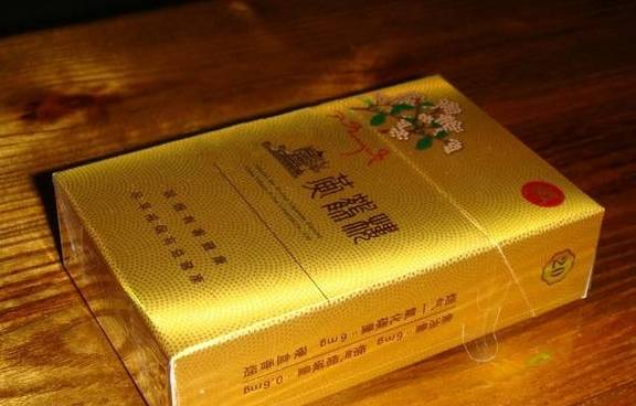 第一款香菸是黃鶴樓(為了誰·硬長空迷彩),該香菸價格為100元一包,所