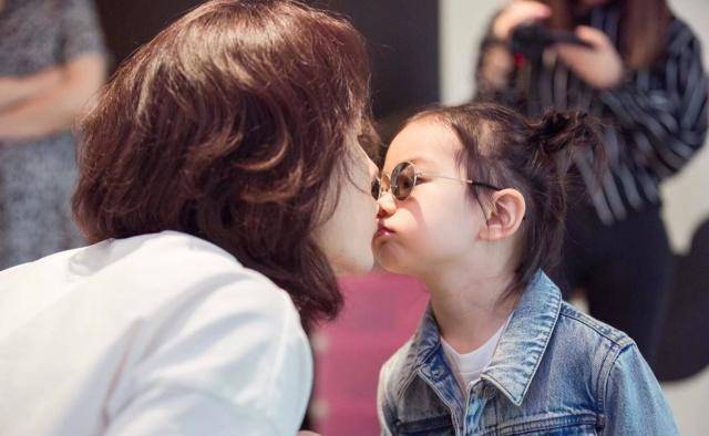 戚薇李承铉晒视频为lucky庆生,可内容上就已经看出差距了_女儿_爸爸