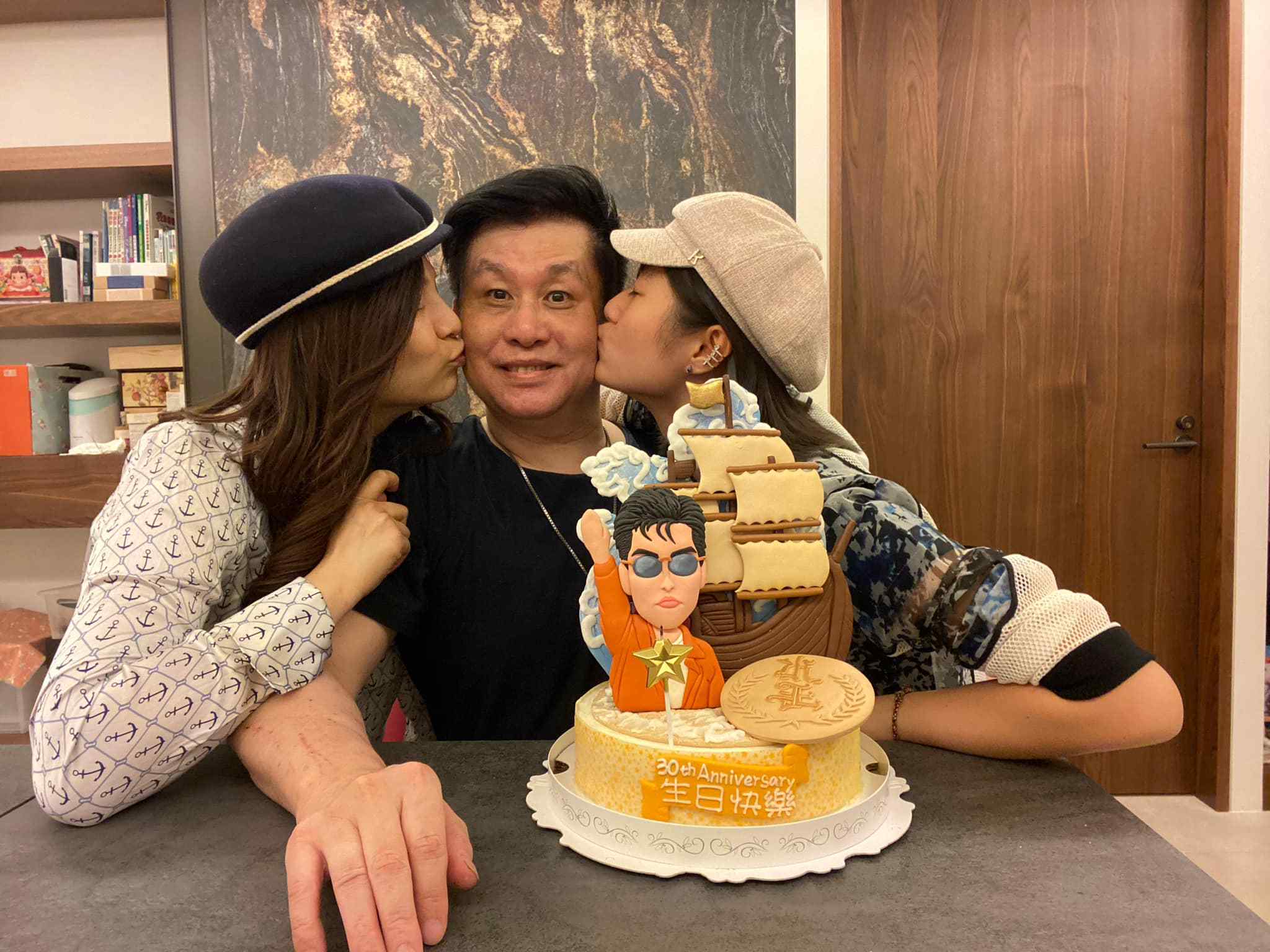 妻子和女儿不仅做了蛋糕,还亲吻郑智化的脸颊,让他开心不已,笑得合不