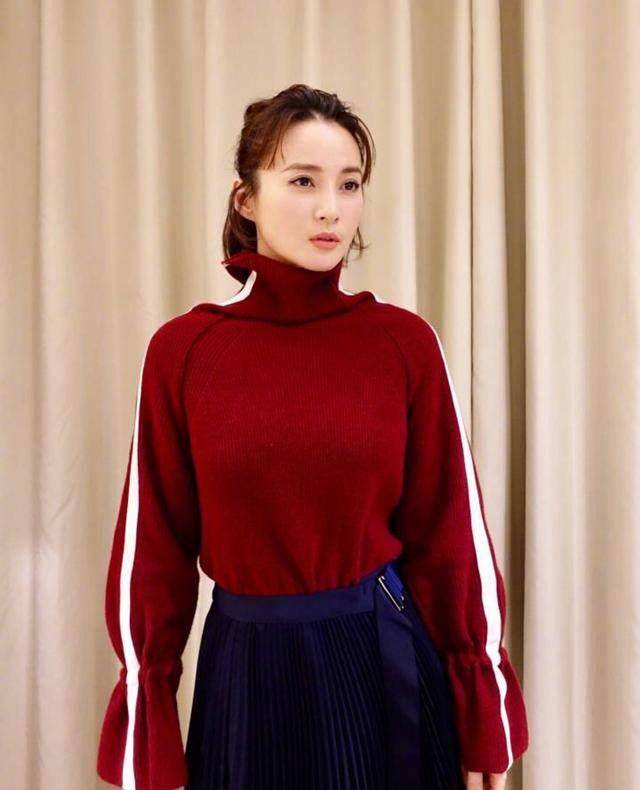 蒋勤勤这纯粹就是逆生长,凹红色系针织衫,看起来真显小,会穿!