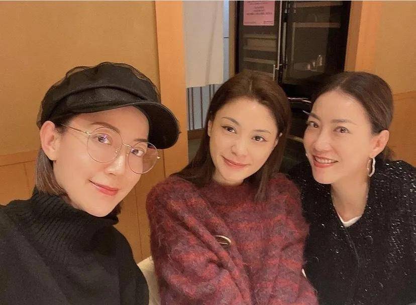 钟欣潼素颜示人,与霍汶希双胞胎妹妹同框,粉丝大叫认不出_阿娇_mani