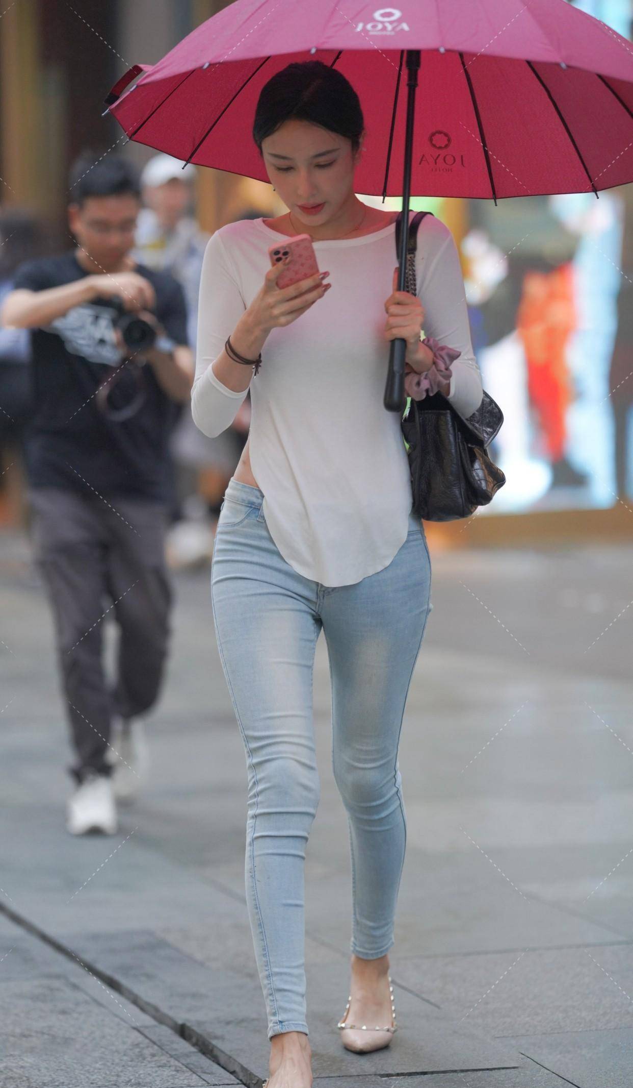 低腰牛仔裤 镂空长衫,小个子女生这样穿,轻松打造小蛮腰_靛蓝色_效果