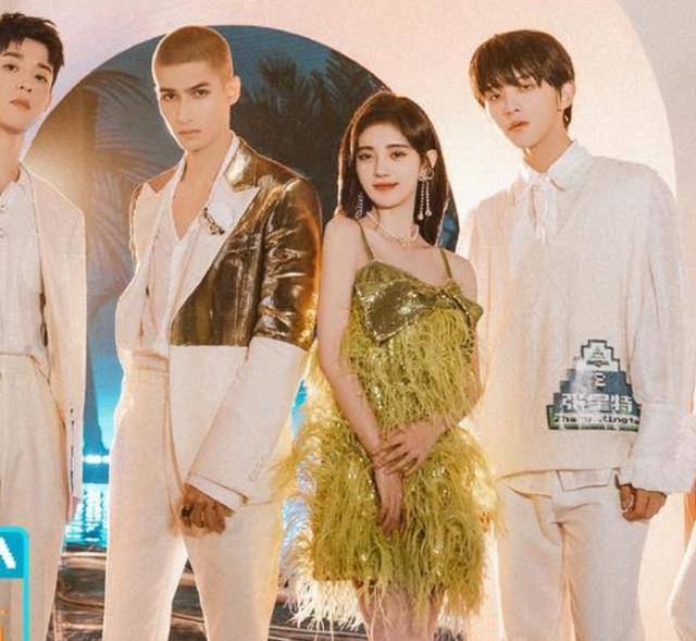 鞠婧祎和米卡合作舞台,全身涂满高光太用力,堪称神仙舞台了!