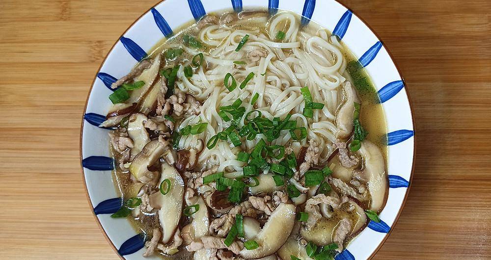 香菇肉丝汤面,做好的面条劲道,味道鲜香,特别好吃!
