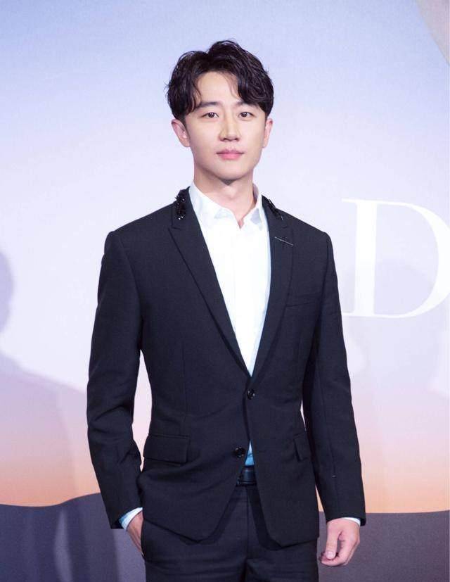 黄轩一身西装出席活动,这一身够低调的,绅士又圈粉_造型_男生_凹上