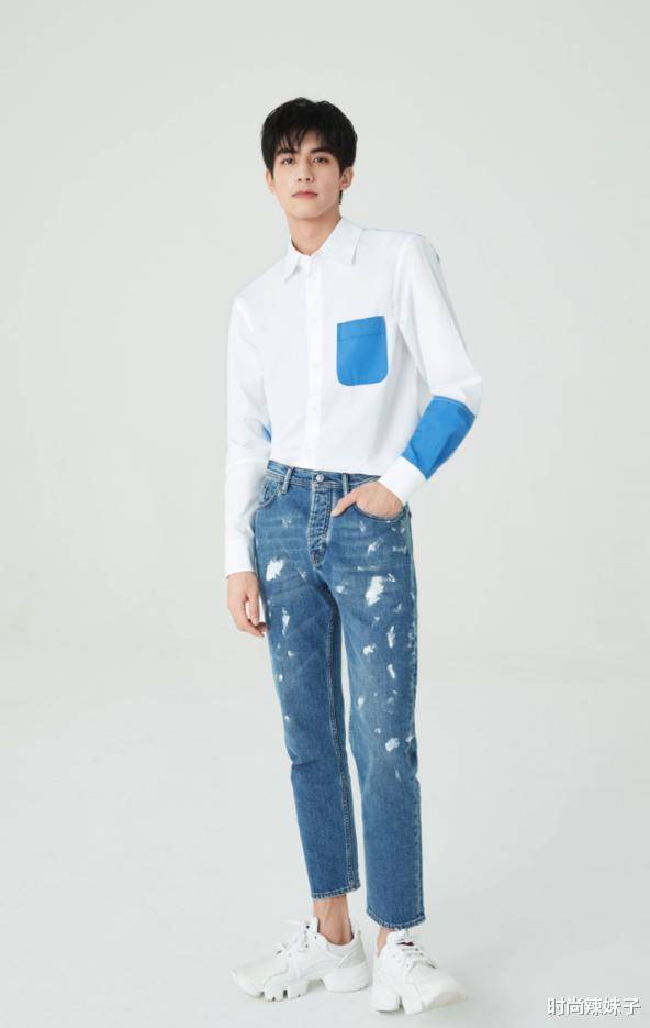 "笨蛋帅哥"宋威龙演绎极简穿搭,尽显小清新!_时尚_衬衫_造型