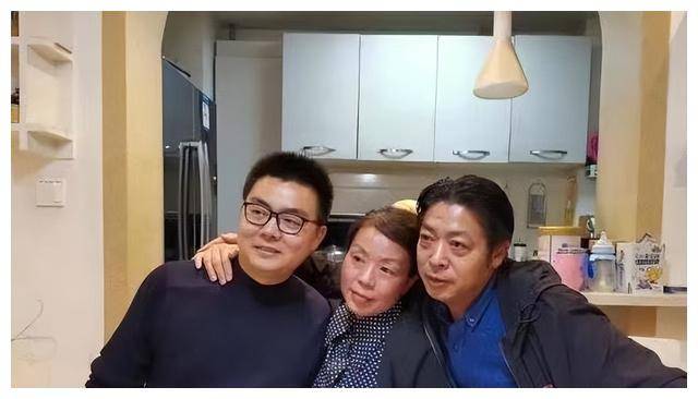 云昊晒美食被质疑为郭威和田静,郭威户口证件疑点重重,引发热议_郭为