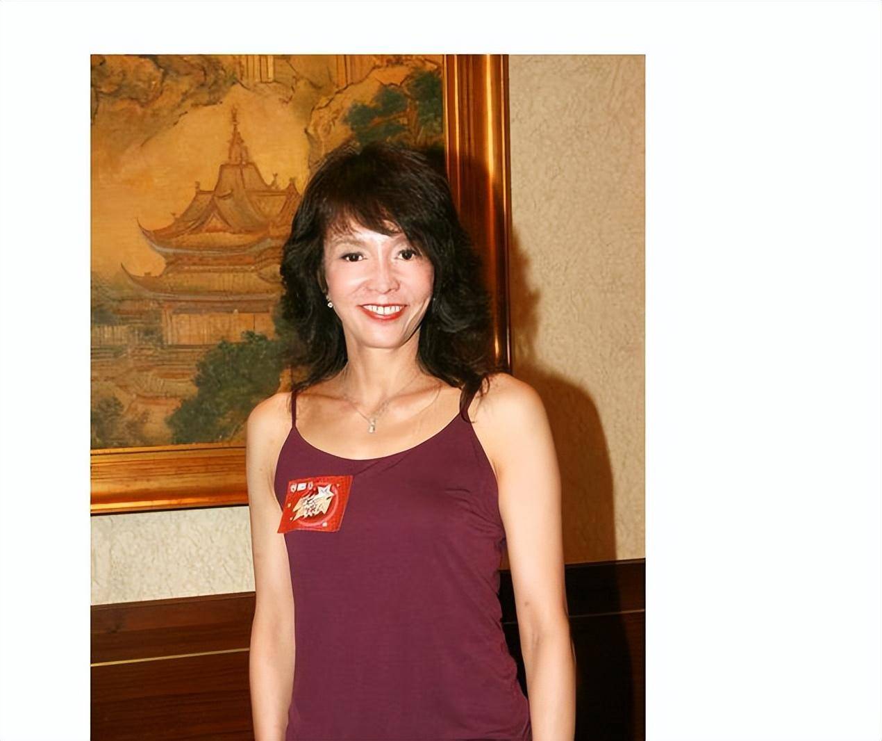 现在的郑玉玲颧骨不正常的凸起,脸部扭曲,笑容僵硬,因为沉迷整形导致