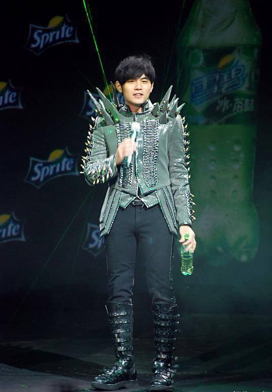 周杰伦中学时期练大提琴的照片曝光,穿白色校服,留中分头,非常青涩!