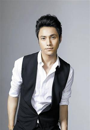 网友在惊叹陈坤不老容颜之余,又把焦点放在了陈尊佑的长相上