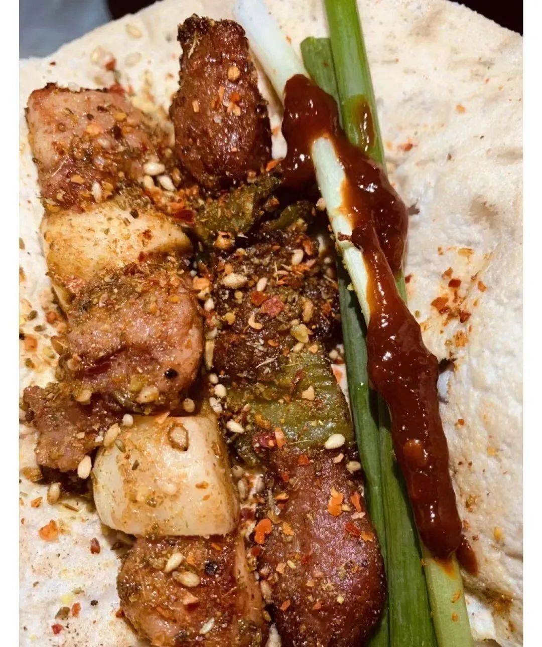 无数人坐动车也要去吃的淄博小烧烤小饼卷肉夹小葱香到人落泪