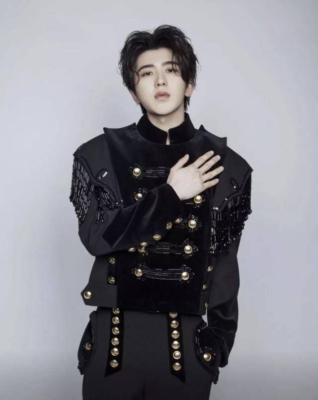 蔡徐坤为了能拿到高奢代言付出很多,团队委身拿数据缠着高层看?