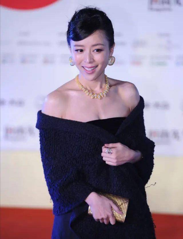 张静初为了扮嫩真拼,穿裙子开到肚脐,可是老人手骗不了人!
