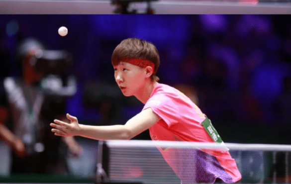 王曼昱出战新加坡大满贯,蓝衣黑裤清爽,1米78身高少年感十足_出发