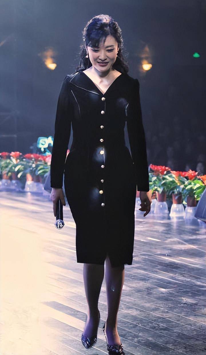 丝绸面料的上衣,搭配高腰半身裙,结合高跟鞋来打造女人味十足的风格