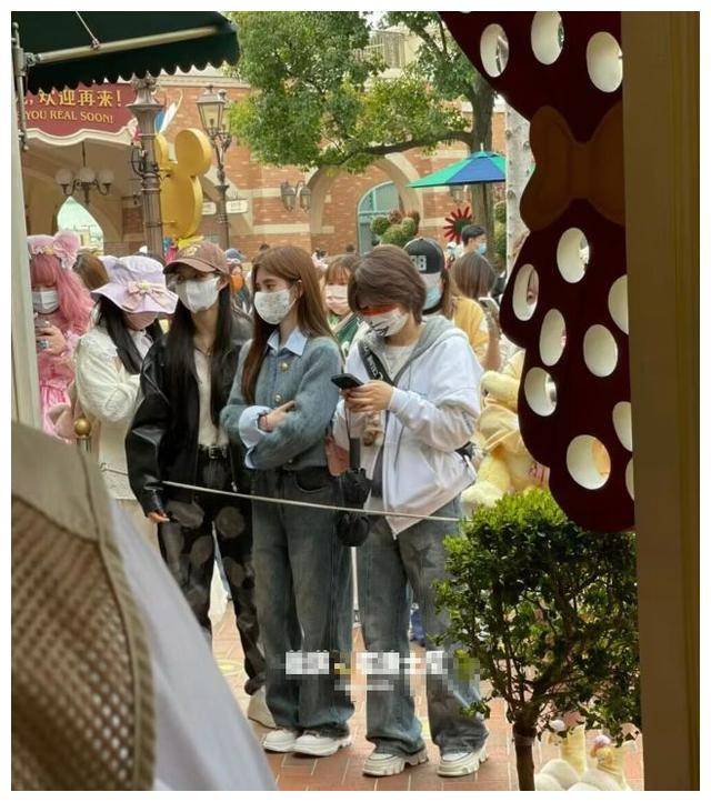 鞠婧祎现身迪士尼被偶遇,与饼露拥抱爱不释手,戴口罩难掩美貌_kiku