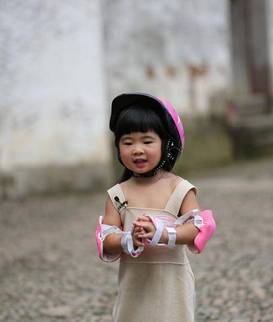 曹格女儿长开了,"丑萌"小丫头变高级脸,网友:为丑找个代名词_grace