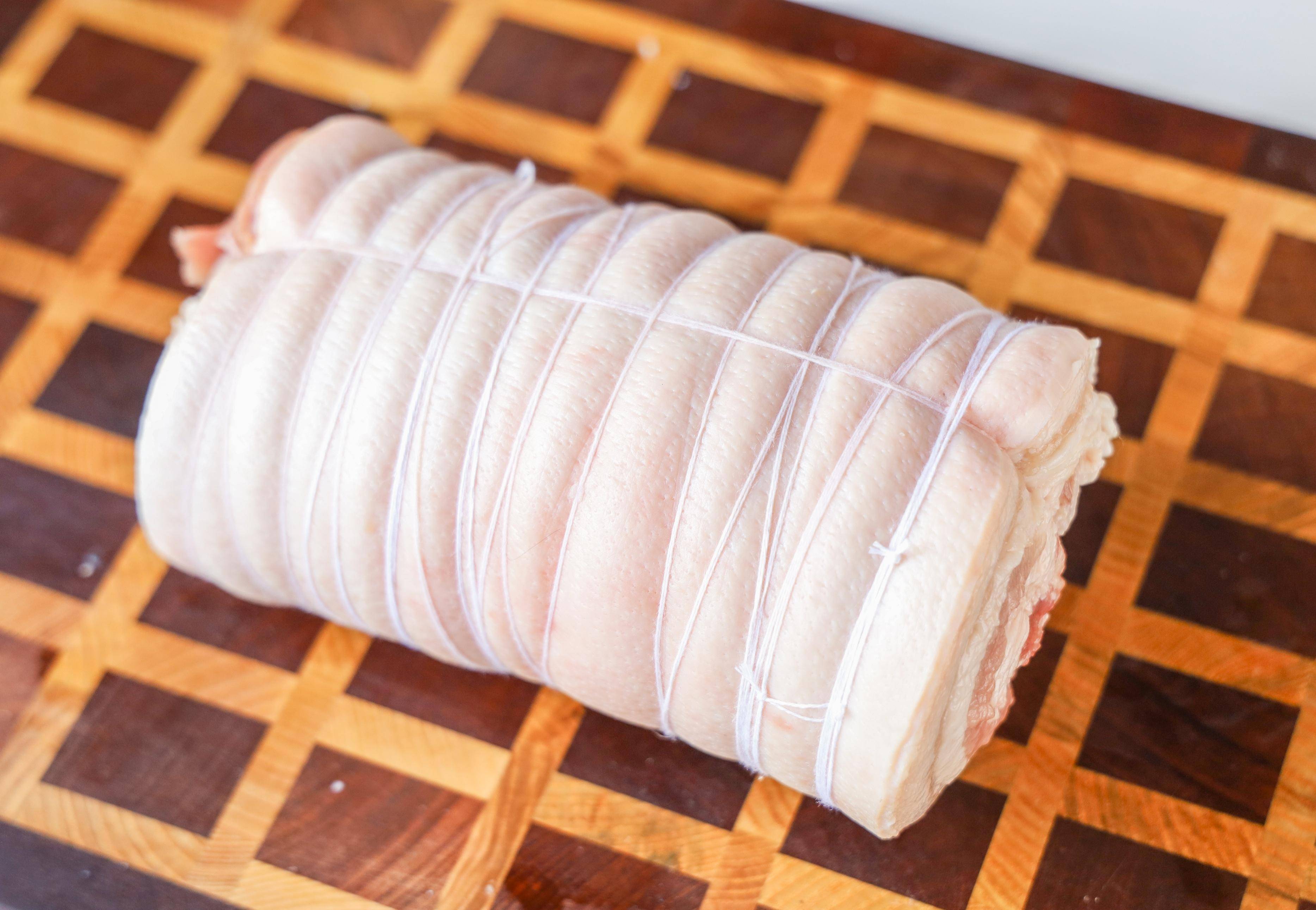 后,撒上一些海盐,面划5个口方便后期卷起来做法日式叉烧肉色泽金黄